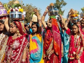 Двух индийских девушек приговорили к... изнасилованию