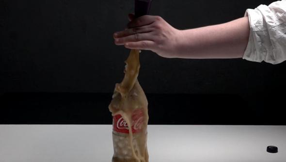 Что будет если в бутылку полную Mentos залить Coca Cola?