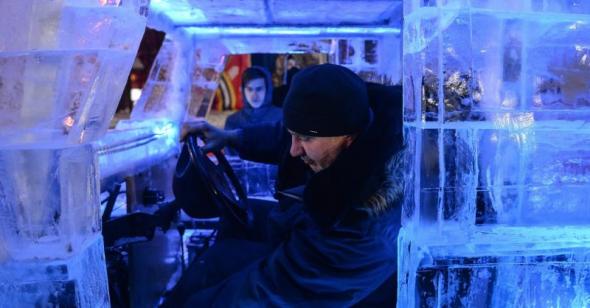 Новосибирский автолюбитель собрал изо льда Mercedes-Benz G-Wagen