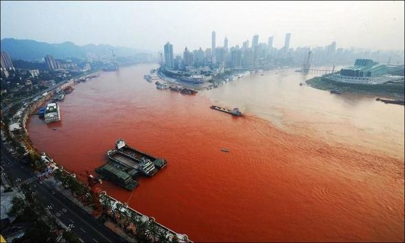 Воды Янцзы стали кроваво красными