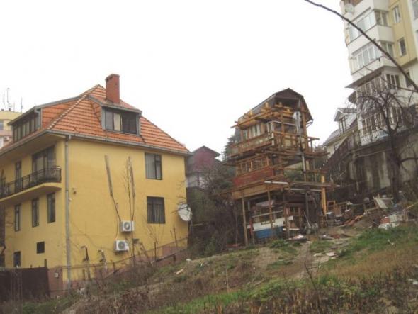В Сочи строится идиотский дом-курятник