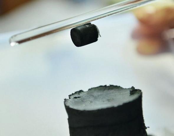 Китайцы создали самый лёгкий в мире материал